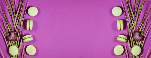 Macarons Pistaches Françaises Feuilles Palmier Paillettes Coeur Sur Fond Violet — Photo