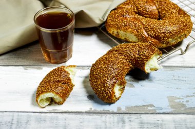 Geleneksel Türk kahvaltısı yanında simit ve çay.