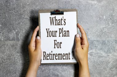 Emeklilik planınız nedir yazılı bir kağıt pano tutan yakın plan elleri mi? konsept