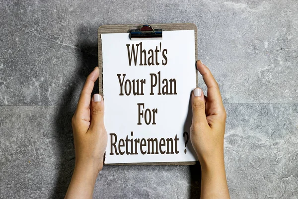 退職のためのあなたの計画は何であるかとペーパークリップボードを保持するクローズアップ手 コンセプト ストックフォト