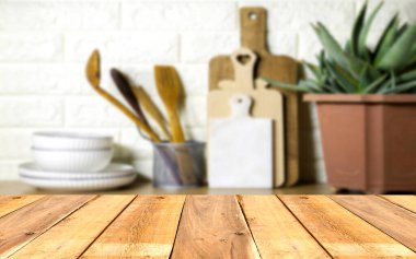 Mutfak gereçleri arka planına sahip boş tahta masa, ürün görüntüsü veya montajı, Bayrak veya sosyal medya reklamları için başlık 