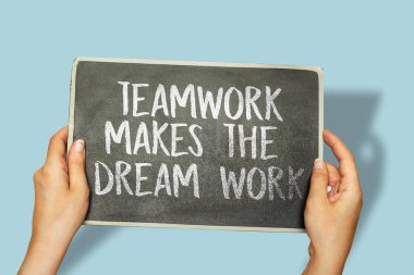 Takım çalışması ile karatahtayı tutan eller hayallerin işe yaramasını sağlar.