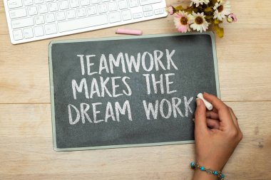 Elle yazı yazma, takım çalışması ile karatahta üzerinde rüya çalışma kavramını oluşturur.