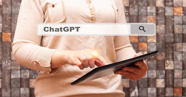 Kadın tablet kullanıyor ve arama çubuğuna chatgpt yazıyor ve yapay zeka sohbet robotu kullanarak bilgi arıyor.