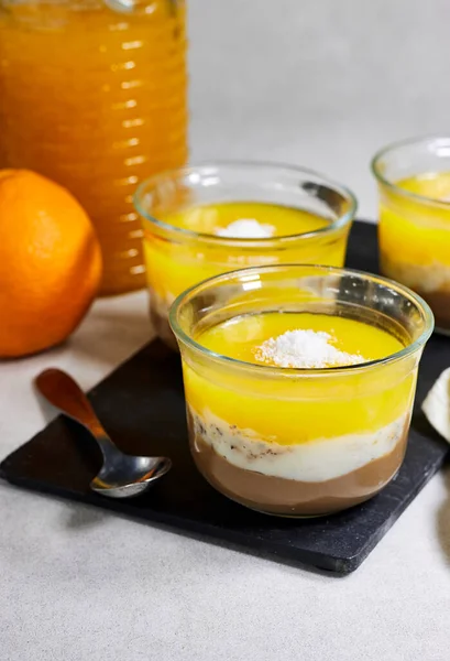 Hausgemachtes Veganes Dessert Aus Gebackener Kokoscreme Und Schokolade Mit Orangen — Stockfoto
