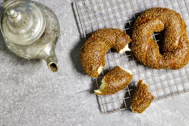 Geleneksel Türk kahvaltısı yanında simit ve çaydanlık.