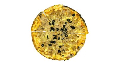 Peynirli, domatesli ve beyaz arka planda izole edilmiş zeytinli ton balığı pizzası.