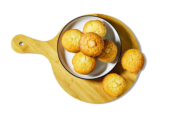 Vanilkové Karamelové Ořechové Muffiny Papírových Kelímcích Řezací Desce Izolované Bílé — Stock fotografie