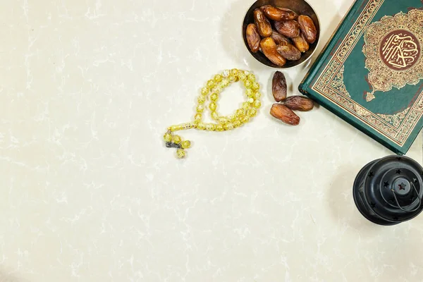 Bayram Konsepti Arapça Kaligrafi Kuran Ile Fener Müslüman Kitabı Çeviri — Stok fotoğraf