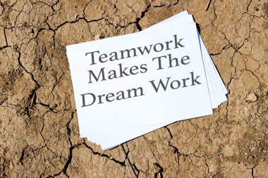 Takım çalışması, kurak zeminde kurak kuraklık üzerine makalelerde rüya kavramını oluşturur.