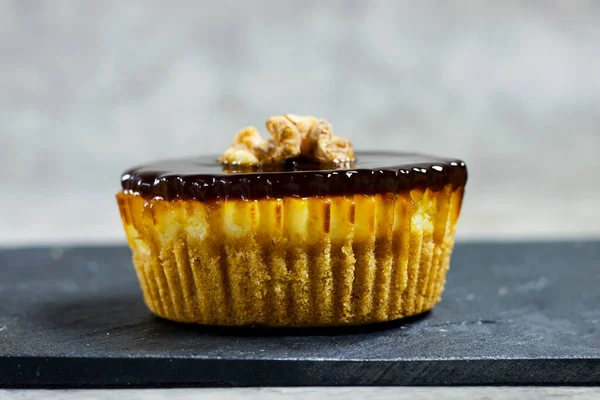 Homemade Delicious Mini Walnut Caramel Cheesecake lizenzfreie Stockfotos