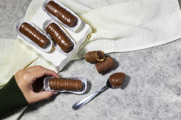 Hand Hält Ein Traditionelles Hausgemachtes Algerisches Gebäck Namens Schokoladenzigarre Für Stockbild