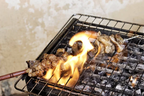 Ψητό Ζουμερό Κρέας Μπριζόλα Μπαχαρικά Και Βότανα Στην Καύση Κάρβουνα — Φωτογραφία Αρχείου