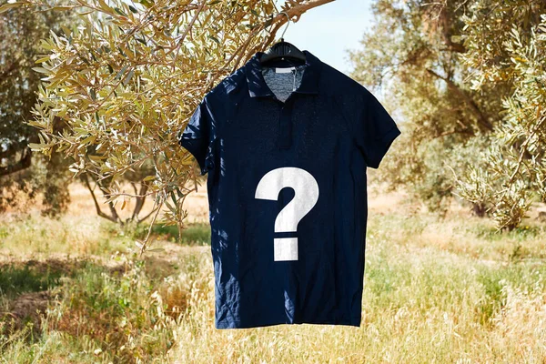 Pendurado Camisa Casual Com Pintura Ponto Interrogação Árvore Azeitonas — Fotografia de Stock