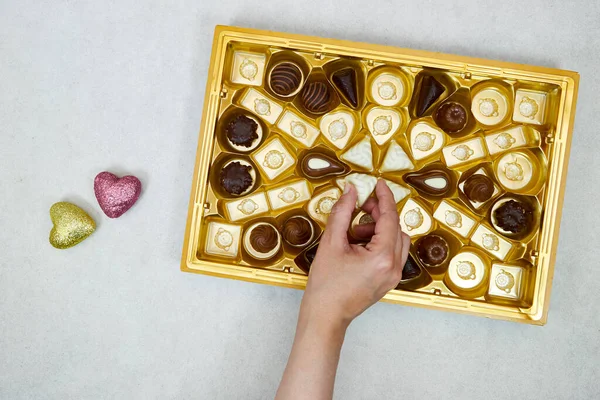 Χρυσό Κουτί Κομμάτια Σοκολάτας Διαφόρων Τύπων Για Την Ημέρα Του — Φωτογραφία Αρχείου