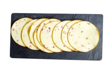 Siyah tahtadaki füme peynir dilimi beyaz arkaplanda izole edilmiş.