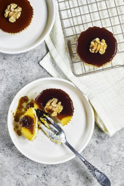 homemade delicious mini walnut caramel cheesecake