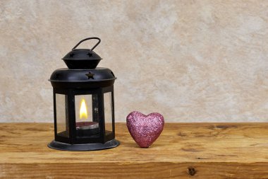 Parlak ışık feneri ve ahşap masa üzerinde kalp pırıltısı 