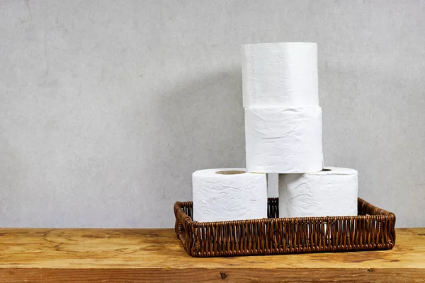Kosz Whicker Rolkami Papieru Toaletowego Drewnianym Stole Przestrzenią Kopiowania — Zdjęcie stockowe