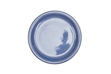 Boş seramik mavi plaka beyaz arkaplanda izole edildi