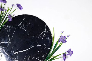 Boş siyah mermer tahta ya da mor çiçekli podyum