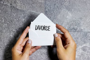 Kadının elinde boşanma konsepti olan bir zarf var. 