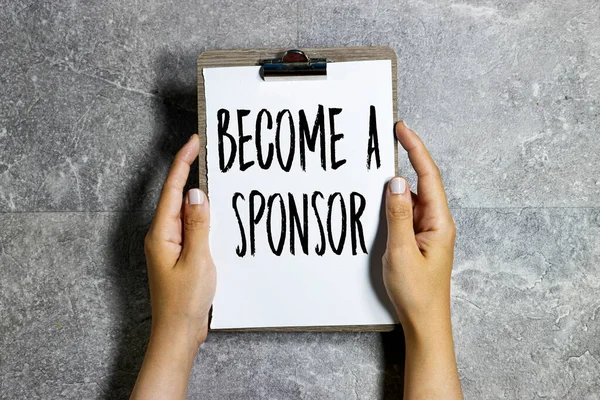 Elinde pano olan bir kadın sponsor mesajı olur. Finans ve ekonomi kavramı