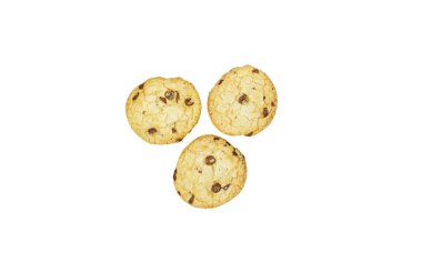 Beyaz arka planda üç parça çikolatalı kurabiye.