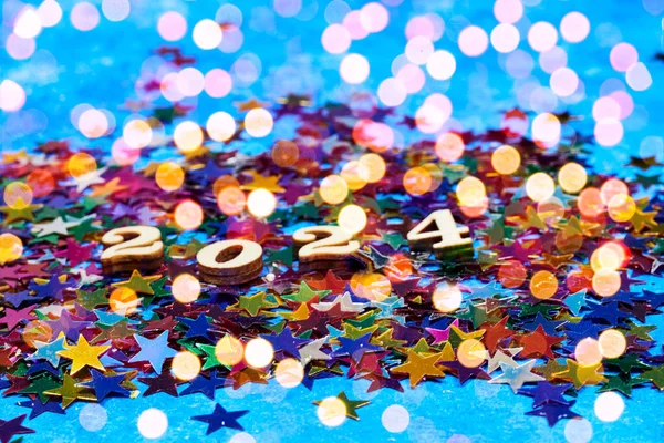 Utváření Šťastný Nový Rok 2024 Dřevěnými Čísly Barevných Hvězd Konfety Royalty Free Stock Fotografie