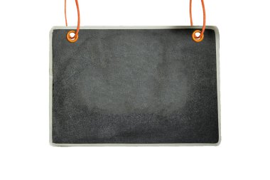 Beyaz arkaplanda boş siyah karatahta asılı