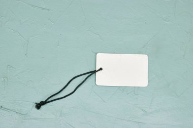 Grunge arka planında siyah ipli beyaz boş etiket