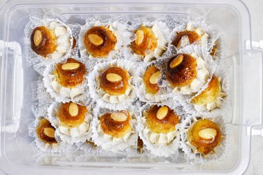 Doğu Cezayir kurabiyelerine plastik kutuda Arapça dziriettes adı verildi.