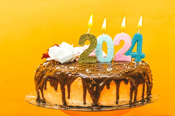 2024 Nieuwjaar Verjaardagstaart Chocolade Room Versierd Met Nummers Kaars Bloemen Stockfoto