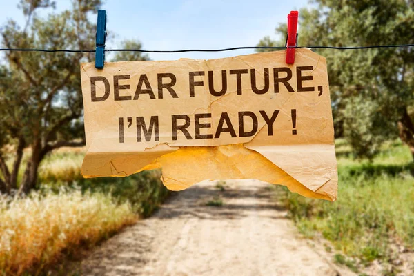 Sevgili gelecekle gözyaşı kağıdı asmak. Hazırım! bulanık zeytin alanı arkaplanının yanındaki konsept