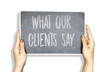 Yakın plan el ele tutuşup müşterilerimizin ne diyeceğiyle ilgili bir yazı tahtası tutuyoruz.