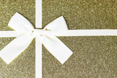 Bej kurdeleli altın parıltılı hediye kutusu, tatil konsepti. 