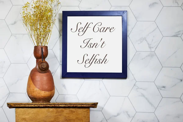 Öz Bakım ahşap çerçevede asılı resim çerçevesi fotoğrafı, sarı ve beyaz bebek nefesi, eski çömlek vazosundaki çingene ahşap masa. Klasik fotoğraf.