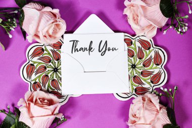 Teşekkür kartı pembe arka planda pembe güller olan bir zarf içinde.