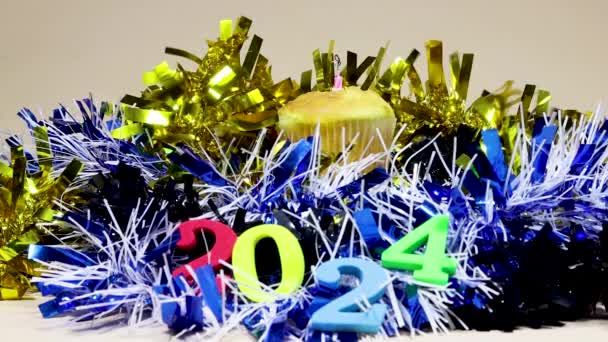Feliz Año Nuevo 2024 Concepto Soplando Cupcake Cumpleaños Decorado Con — Vídeo de stock