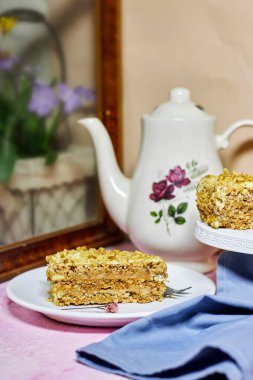 cevizli kek ya da kremalı Kiev keki ve pencere kenarındaki kahveli vanilyalı tereyağı.