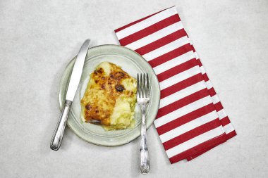 Geleneksel tavuk çoban köpeği turtası kırsal seramik modern tasarım tabağında sunuluyor.