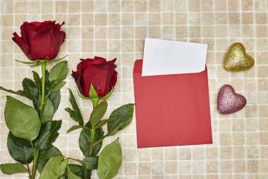 Sevgililer günü kartı olan güzel güller ve oyuncaklar parlayan kalpler.