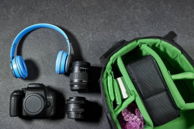 Profesyonel Fotoğraf Gear: kamera ve lensler, grunge gri arka planda mavi kablosuz kulaklık