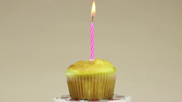Födelsedag Cupcake Pallen Stå Med Födelsedag Tårta Ljus Beige Bakgrund — Stockvideo