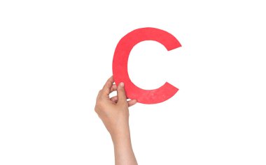 Kapalı el kağıdı C harfi beyaz üzerine izole edilmiş.
