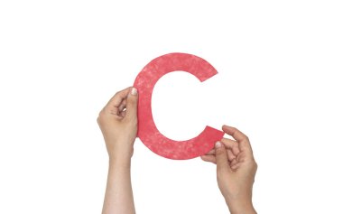 Kapalı el kağıdı C harfi beyaz üzerine izole edilmiş.