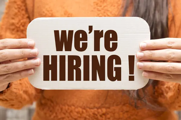 Yakın plan kadın elinde bir kartla konsept kiralayacağız.