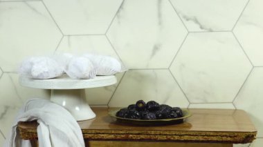 Badem ezmesinden yapılmış Cezayir kurabiyeleri ve şeker tozu, hurma, ahşap masa üzerindeki fener, mutlu ramazan bayram konsepti.