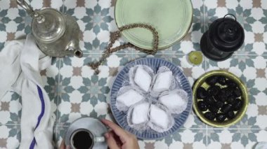 Kurban Bayramı ya da alfa, ramazan kavramı iftar ve kahvaltı. Kadınlar kahve içiyor ve badem ezmesinden yapılmış Cezayir kurabiyeleri yiyorlar ve şeker tozu, hurma ve fenerle kaplanıyorlar.