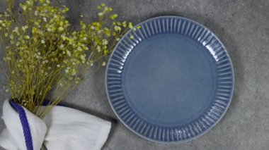 Makrout adındaki geleneksel Cezayir kurabiyelerini koyan kadın elmas şekilli ve tabakta şekerle kaplı bir badem ezmesidir.